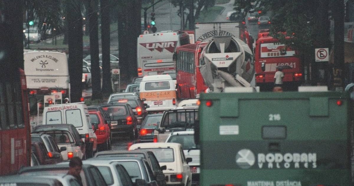 Transporte feito com veículos pesados a combustão contribui para aumentar os índices de poluição