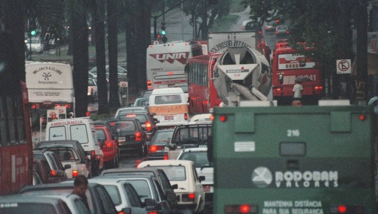 Transporte feito com veículos pesados a combustão contribui para aumentar os índices de poluição