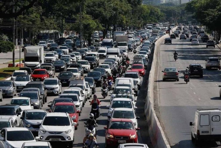 Carros em congestionamento em avenida de São Paulo.