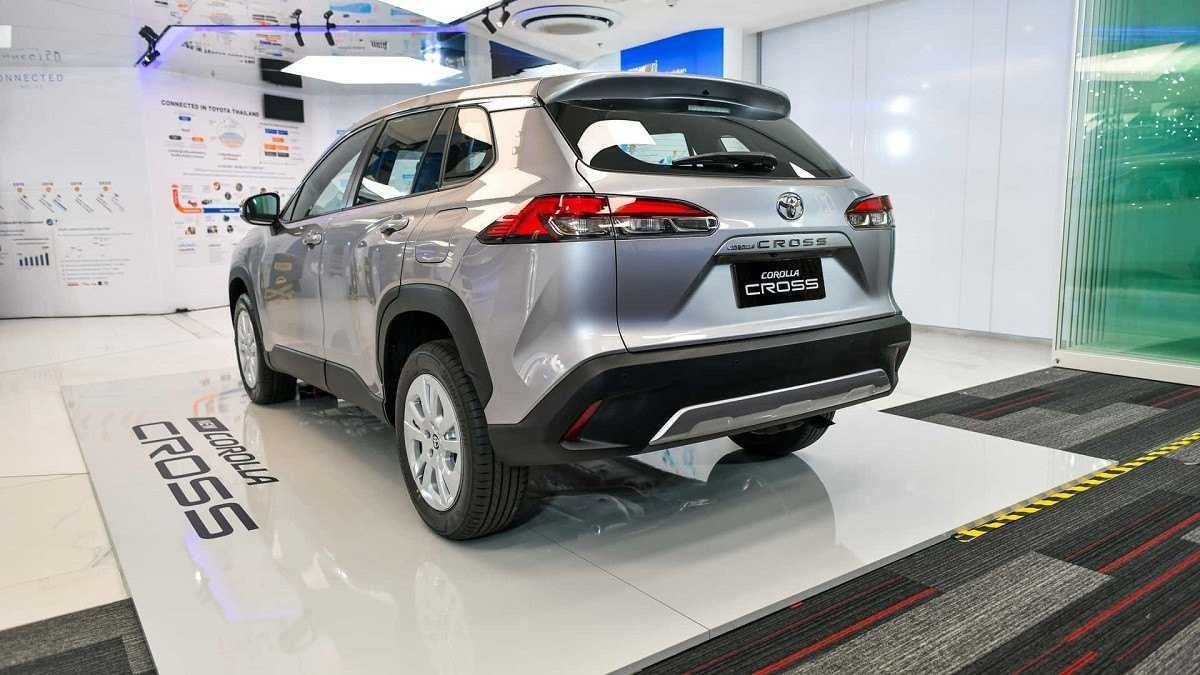 Traseira do novo Toyota Corolla Cross tem abafador do escapamento mais discreto
