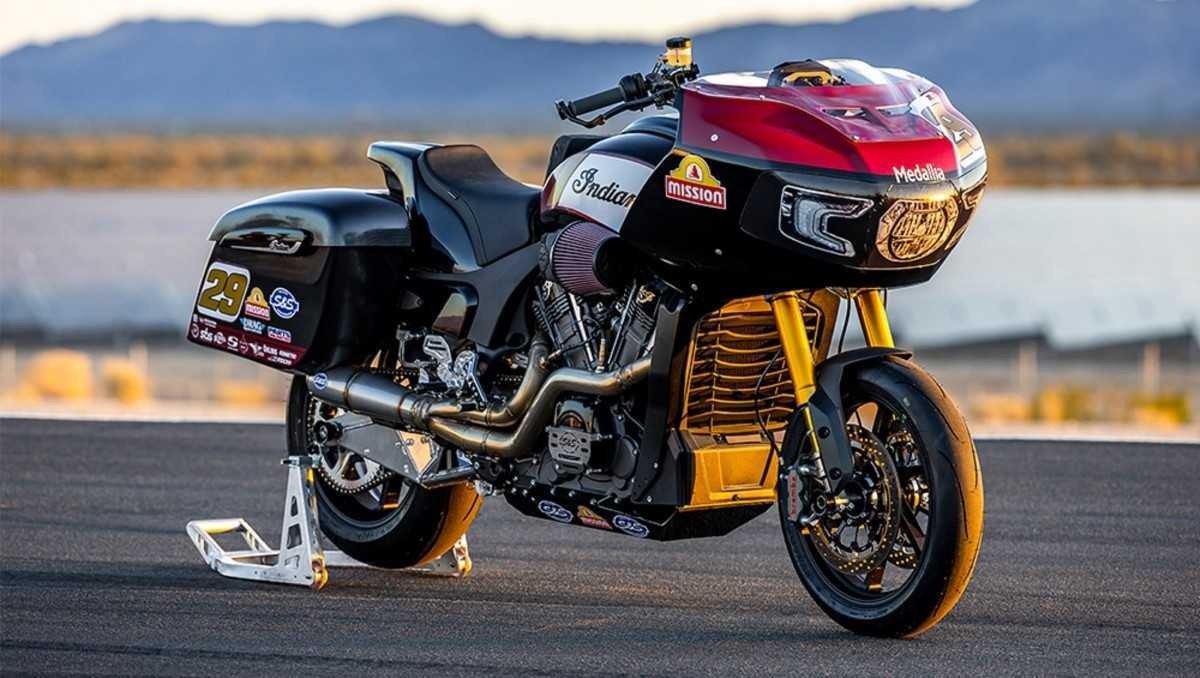 A competição King of the Baggers reúne nas pistas as improváveis motos de turismo, com direito a malas e carenagens.