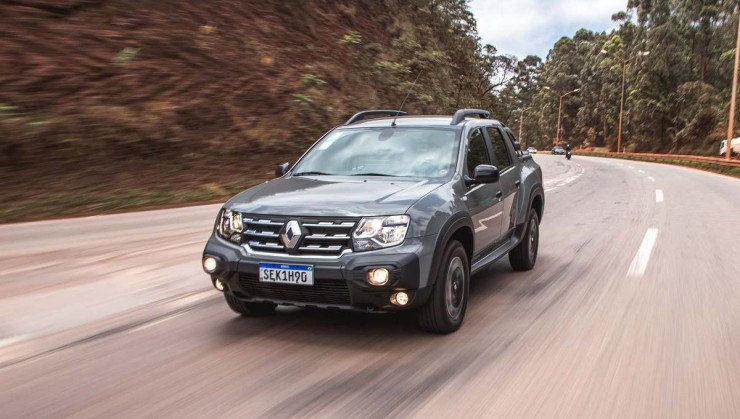 Renault Oroch Outsider 2023 cinza vista de frente