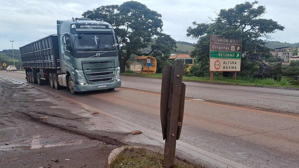 Caminhão passa por trecho esburacado e cheio de lama na BR 040.