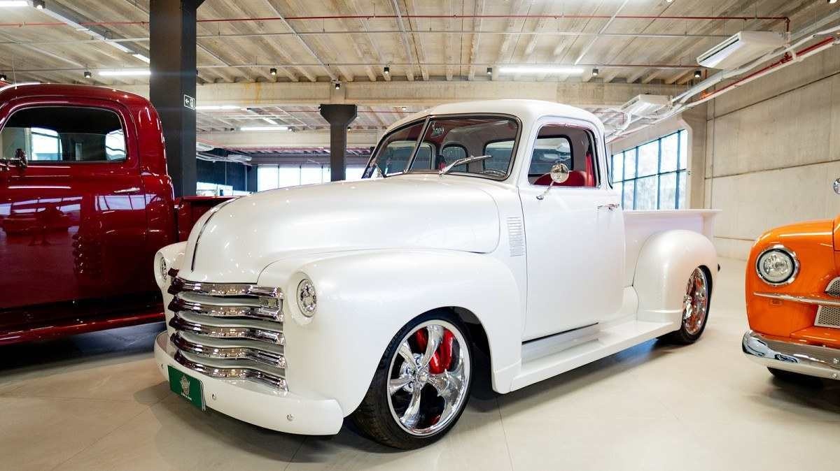 Chevrolet 1951 branco pérola exposta no Dream Car Museum.