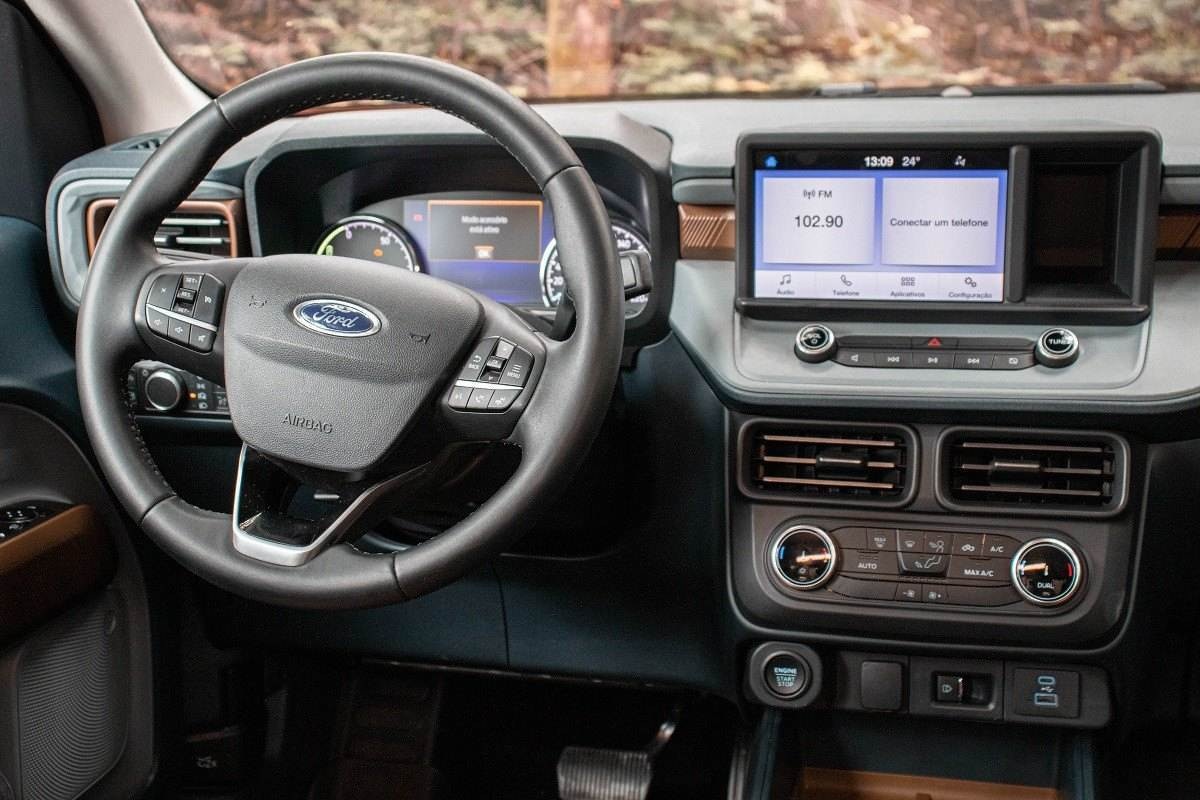 Central multimídia da Ford Maverick Hybrid tem tela de 8 polegadas, mas conexão com Android Auto e Apple CarPlay depende de cabos