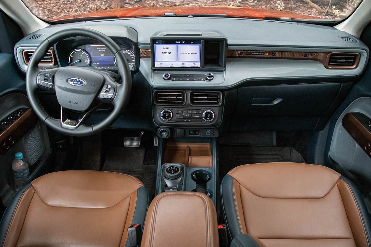 Interior da Ford Maverick Hybrid, com destaque para o painel