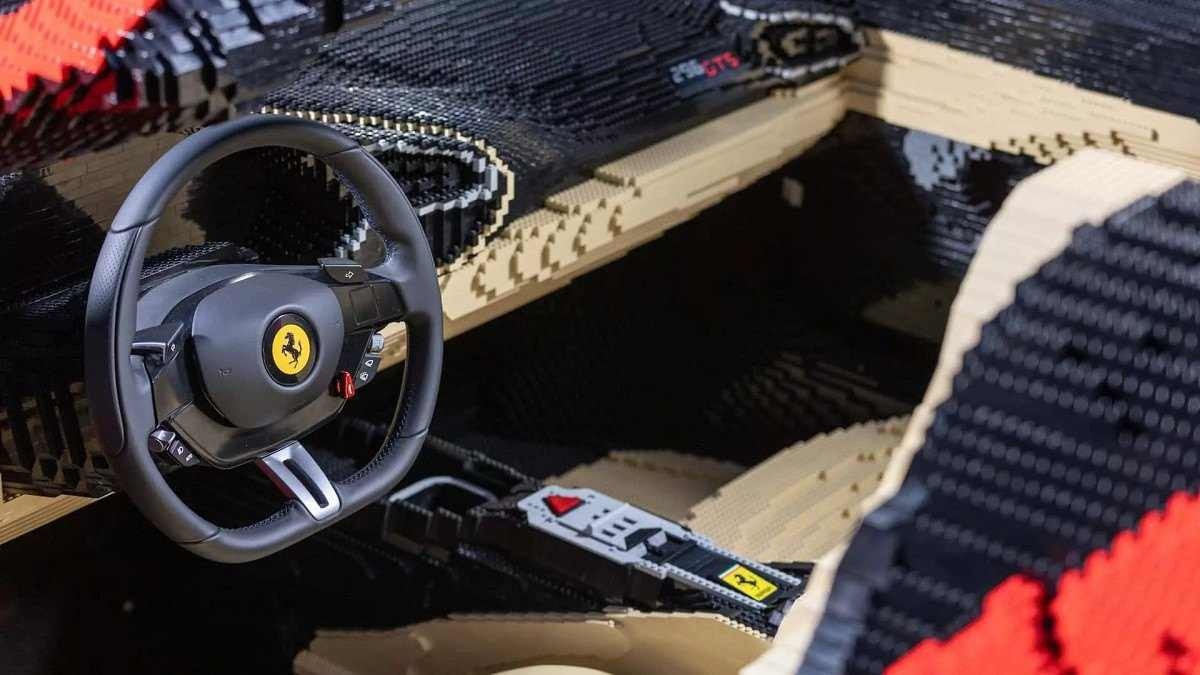 Interior do Ferrari 296 GTS de Lego.