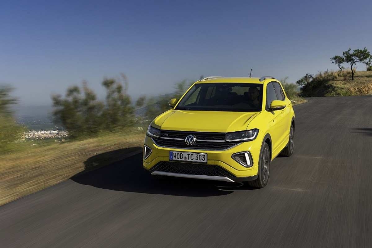 Volkswagen T-Cross reestilizado amarelo em movimento em rodovia asfaltada