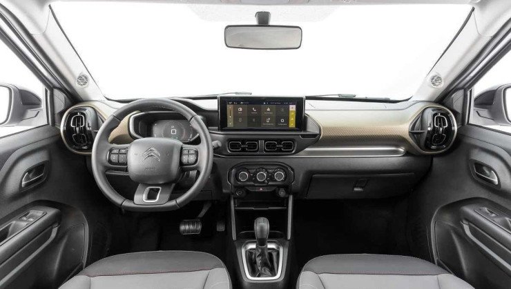 Interior do Citroën C3 Aircross de 7 lugares com fundo branco no para-brisa.