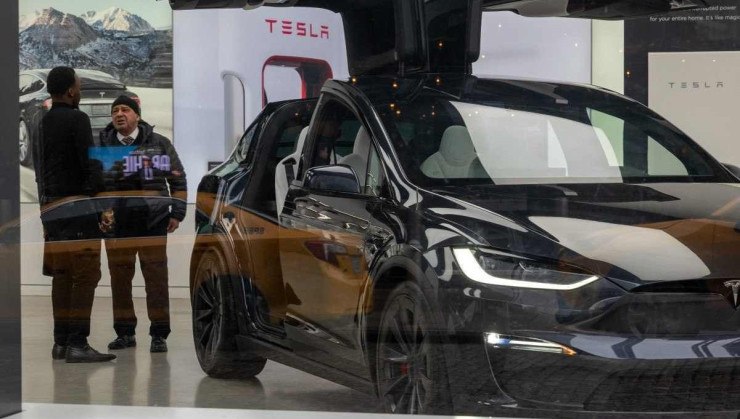 Como a Tesla, vários fabricantes de carros elétricos estão reduzindo o preço dos seus modelos -  (crédito: SPENCER PLATT/Getty Images via AFP)