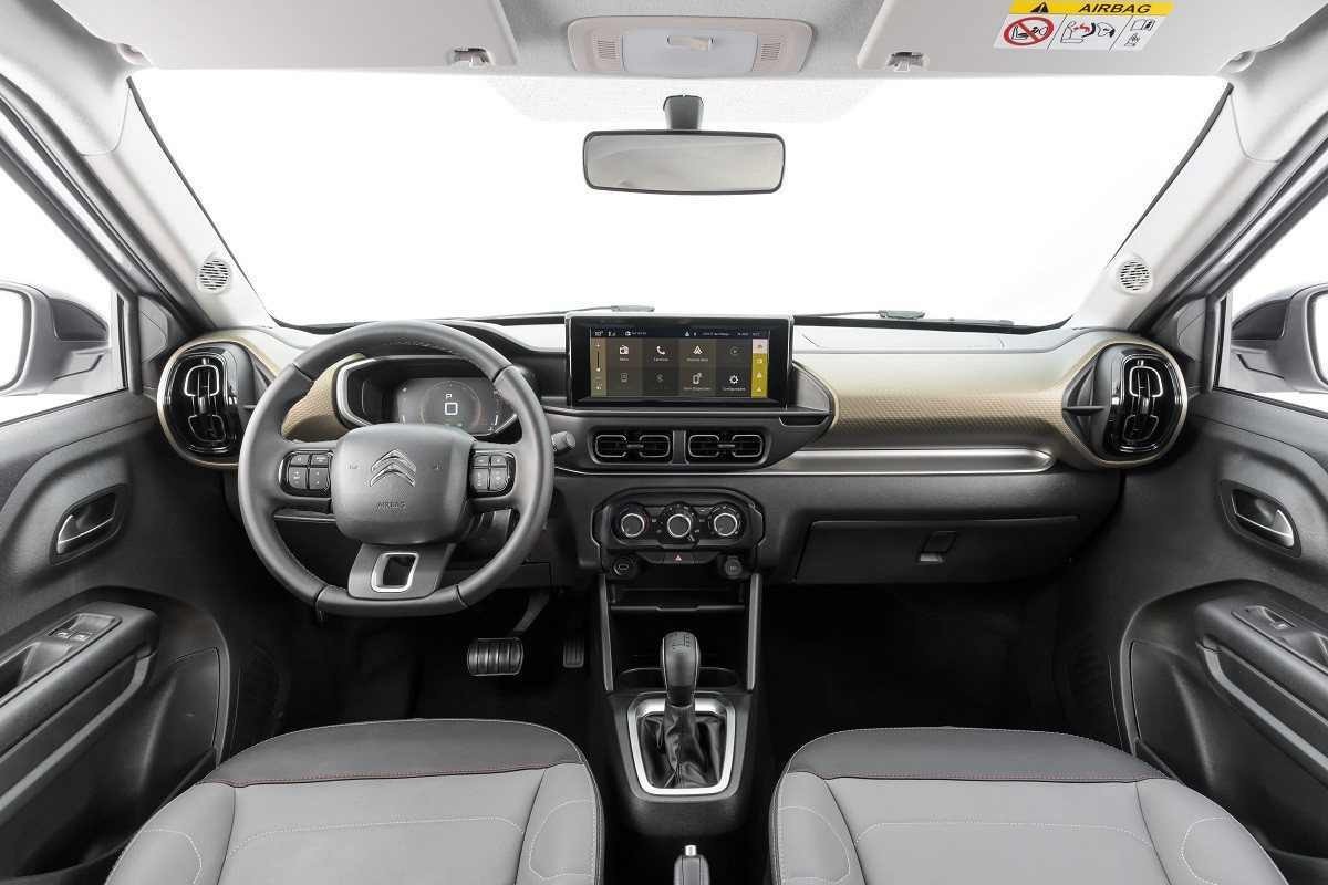 Interior do Citroën C3 Aircross de 7 lugares com fundo branco ao para-brisas.