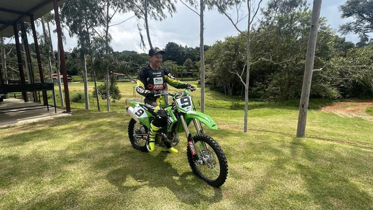 O piloto campeão de motocross  Jorge Negretti vai fazer exibições de freestyle com as motos Kawasaki