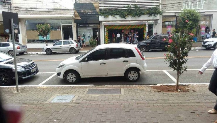 Ford Fiesta estacionado no sentido contrário à via 