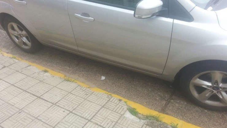 Carro estacionado longe do meio fio