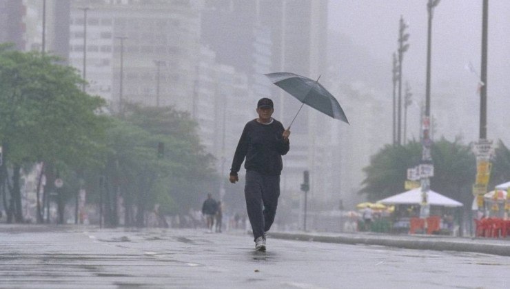     015 - Rio, Chuva - Chuva e mau tempo no último final de semana de inverno. Pedestre caminhando pelas ruas de Copacabana, Zona Sul do Rio. Foto: Márcia Foletto/Agência O Globo (Vertical)