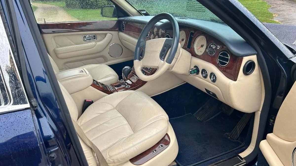 Interior do Bentley Arnage R azul escuro.