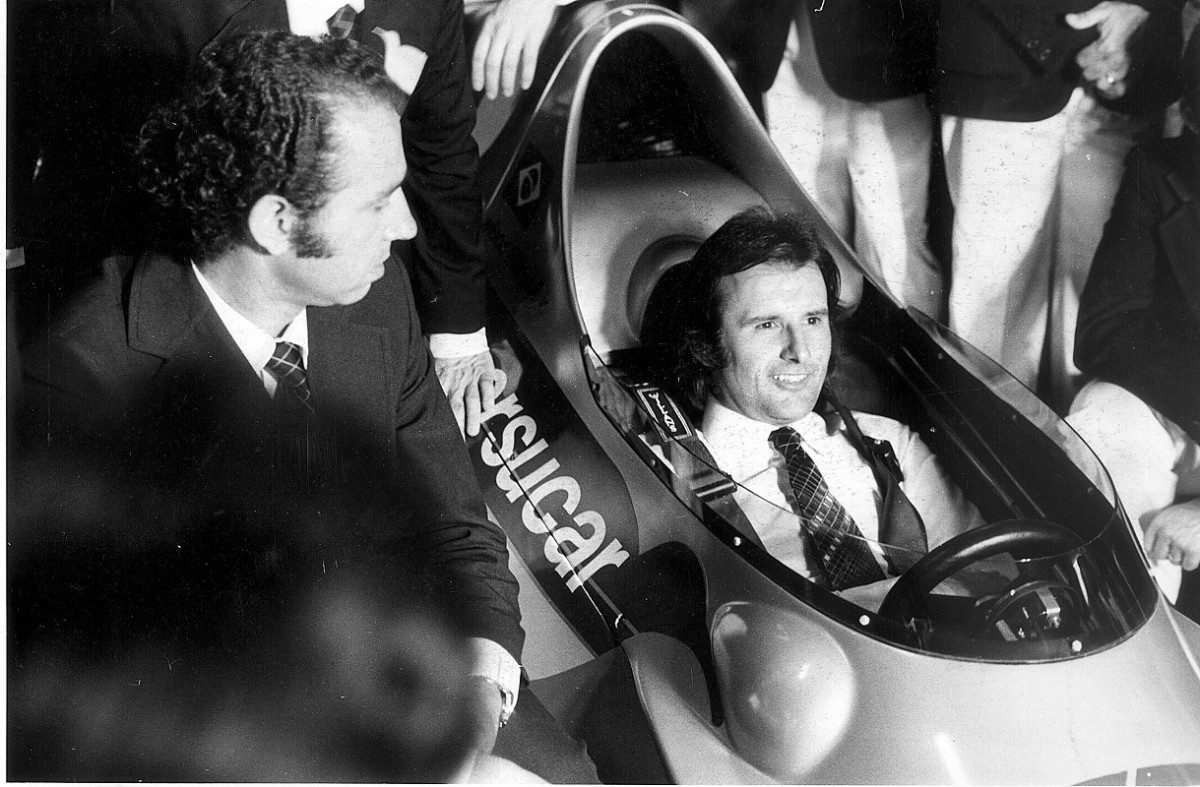  Wilson Fittipaldi a bordo de monoposto durante a apresentação da equipe Copersucar, em Brasília, em 1974