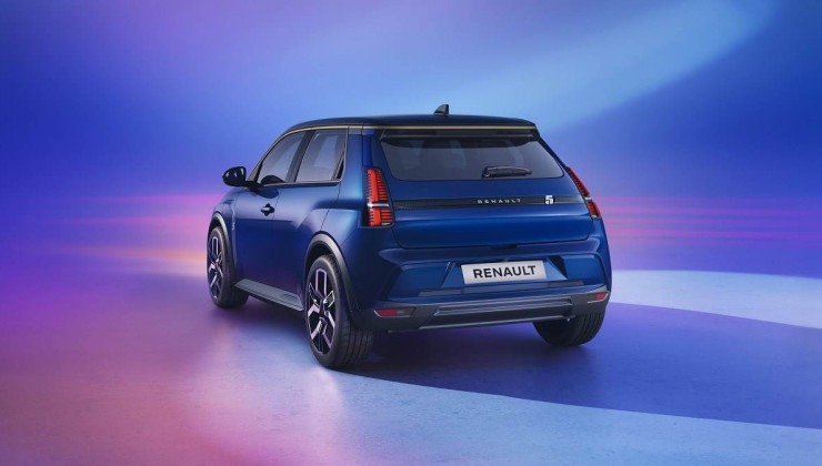 Renault 5 E-Tech azul visto pela traseira em fundo com cores azuis e roxa que se mesclam.