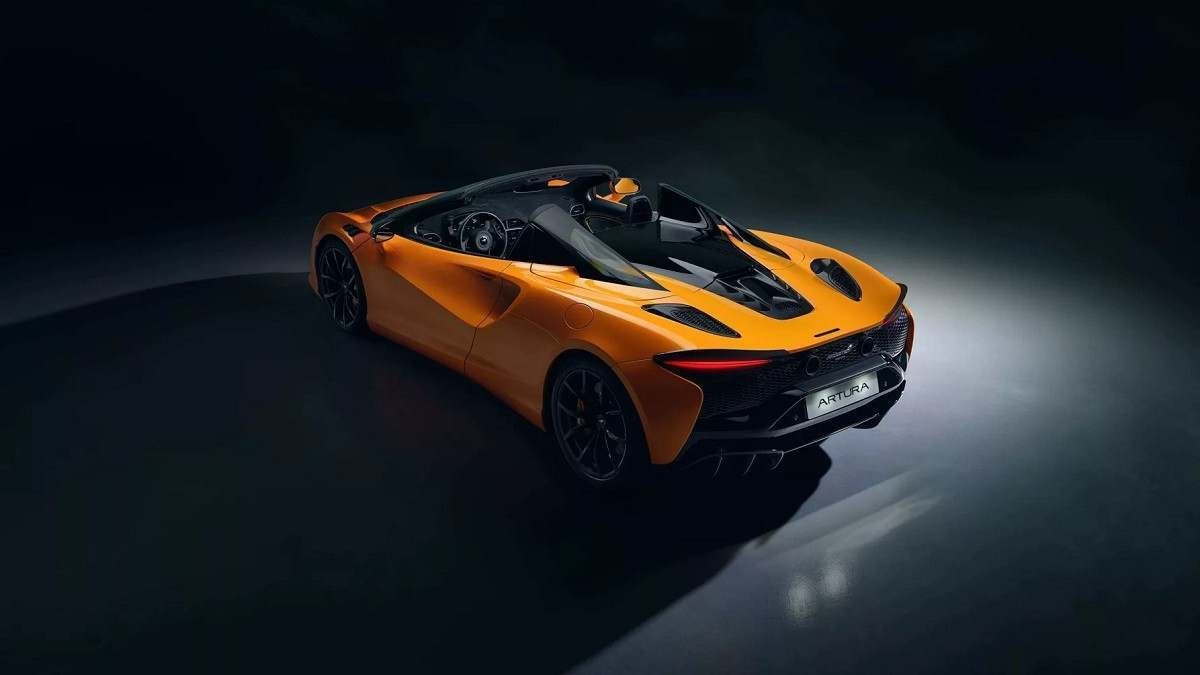 McLAren Artura Spider amarela e preta de traseira no estúdio