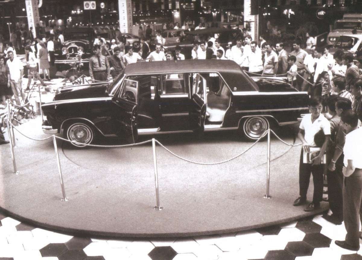 Limusine Itamaraty Executivo, de lado, com as portas abertas, no stand da Willys no Salão do Automóvel de 1966; veículo está isolado por um cordão e cercado pelo público