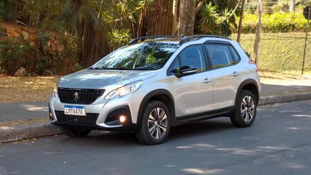 Peugeot 2008 1.6 Griffe modelo 2020 prata de frente estático no asfalto