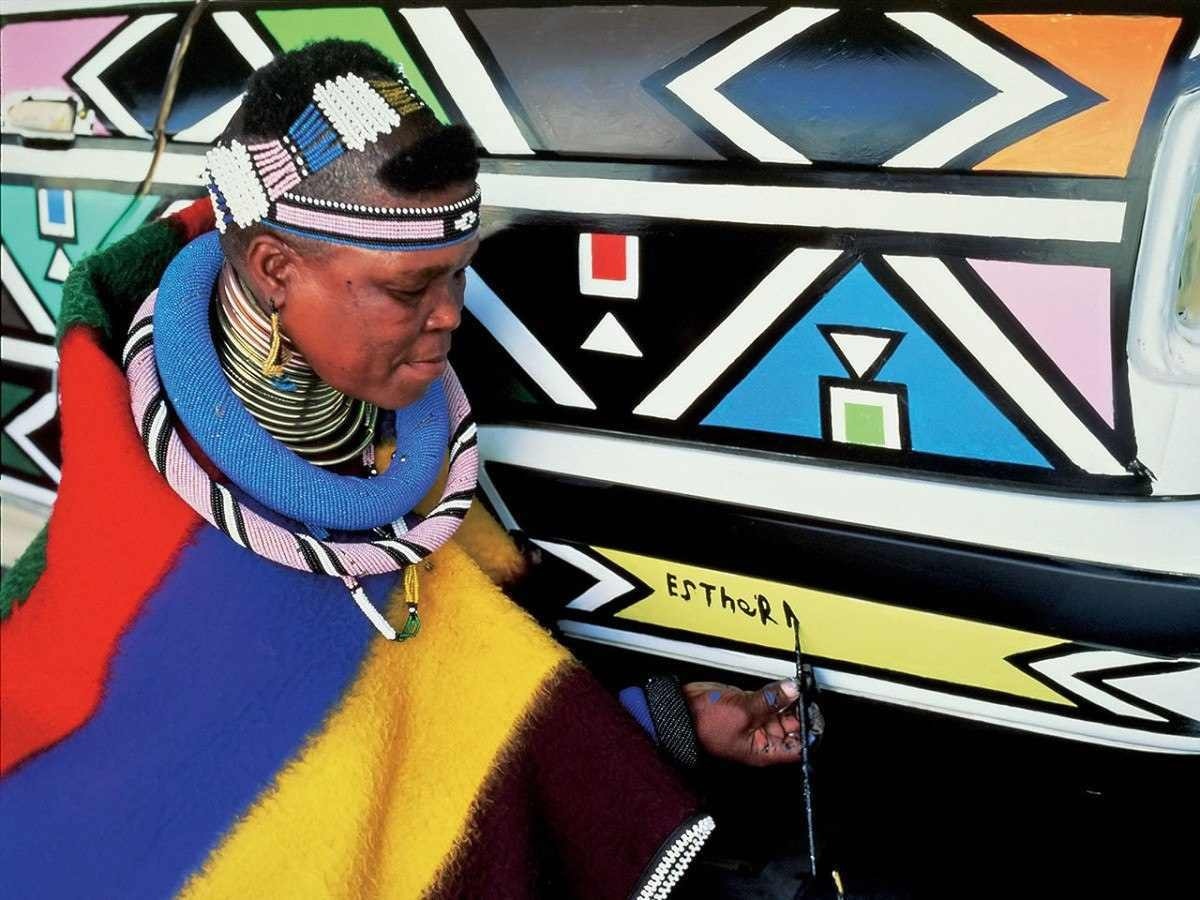 Os padrões utilizados na arte de Esther Mahlanger são geométricos e coloridos