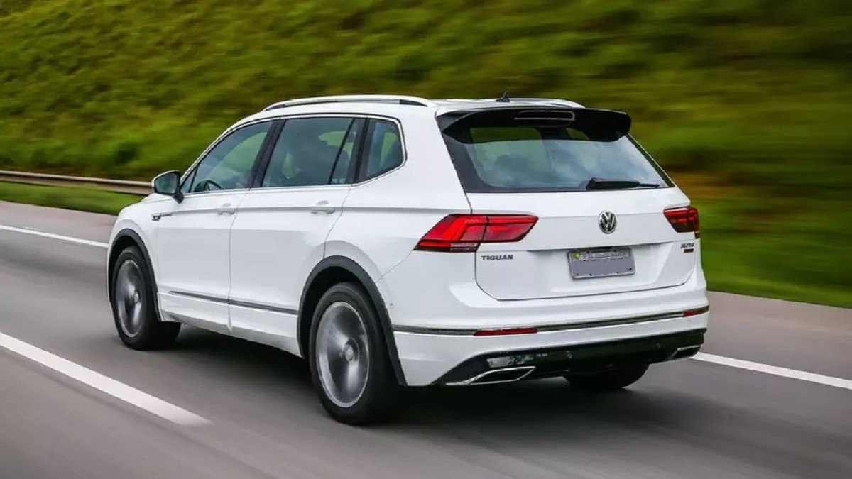 vw tiguan branca de traseira em movimento no asfalto