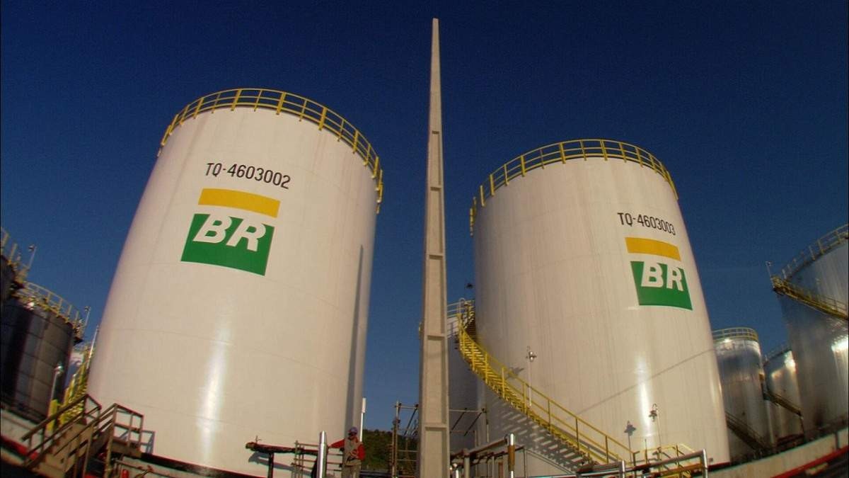 Dois tanques, com o logotipo da Petrobras, da primeira usina de biodiesel do Brasil, localizada no entorno de Salvador, na Bahia