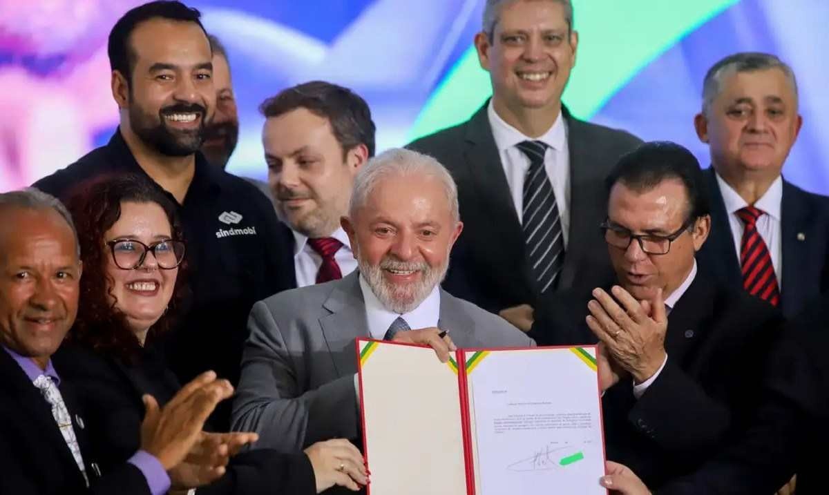 Presidente Lula e parlamentares na assinatura do projeto de lei que regulamenta a profissão do motorista de aplicativo