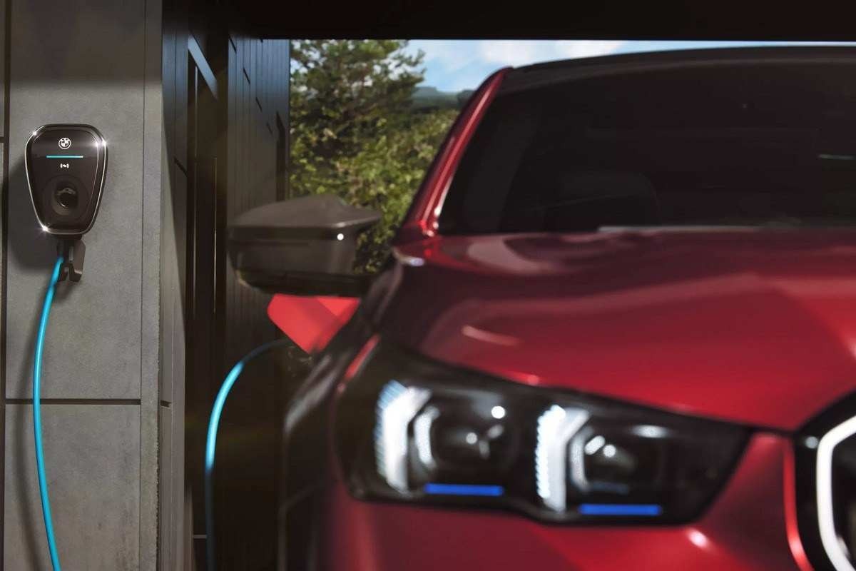 BMW Serie 5 i5 vermelho recarregando a bateria detalhe do farol