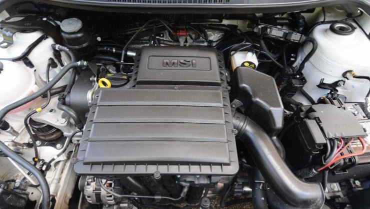 Volkswagen Saveiro Cross 1.6 modelo 2016 branca cofre do motor MSI est&aacute;tica  no asfalto