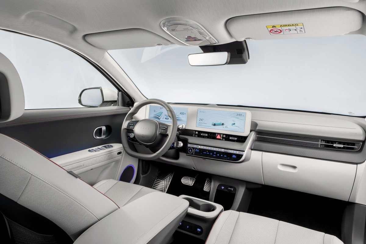 Hyundai IONIQ 5 2024 interior painel e bancos dianteiros estático no estúdio