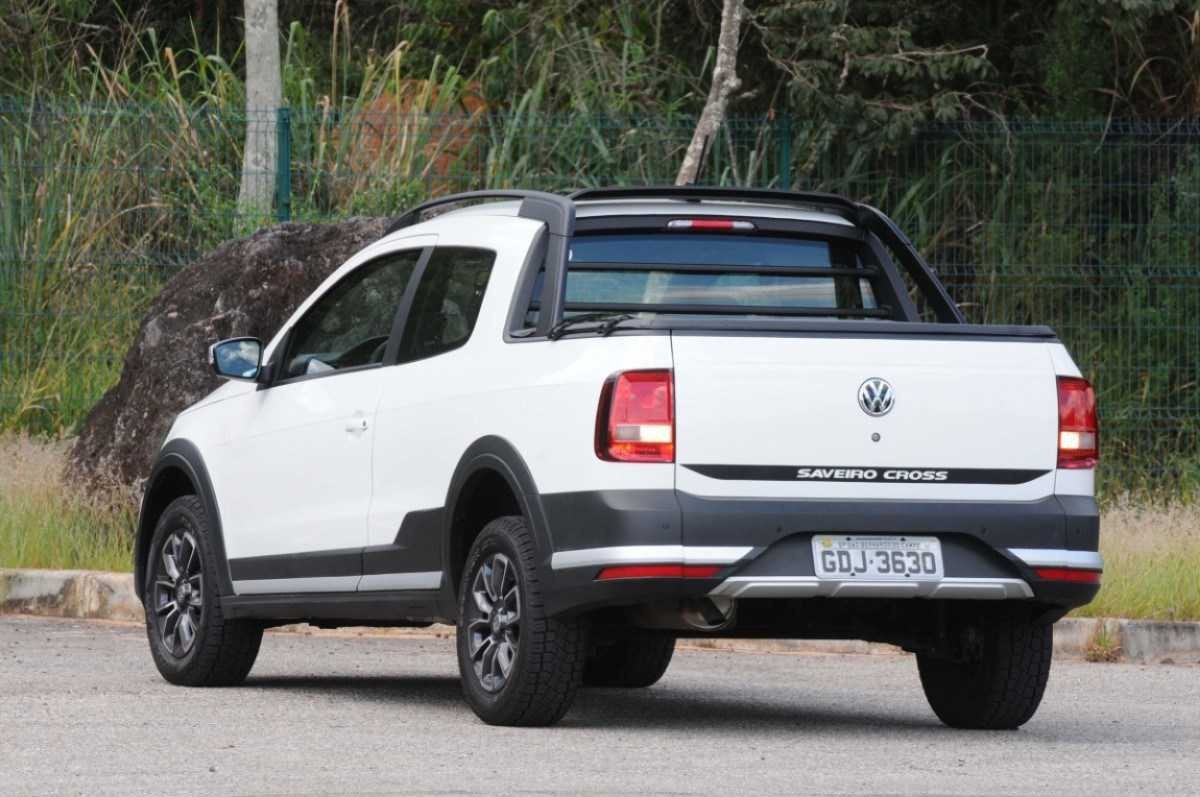 Volkswagen Saveiro Cross 1.6 modelo 2016 branca de traseira estática  no asfalto