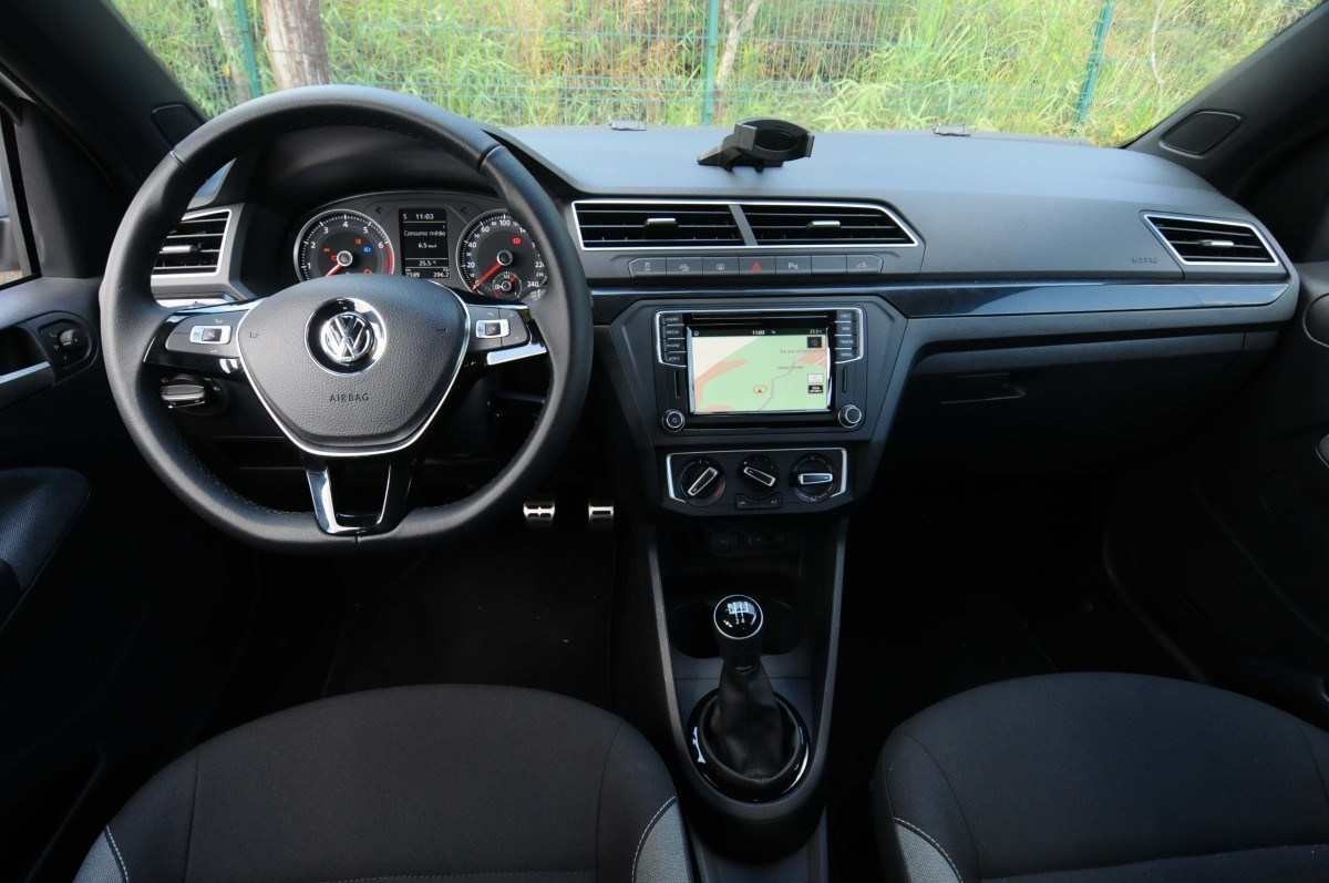 Volkswagen Saveiro Cross 1.6 modelo 2016 branca interior painel volante e bancos dianteiros estática no asfalto