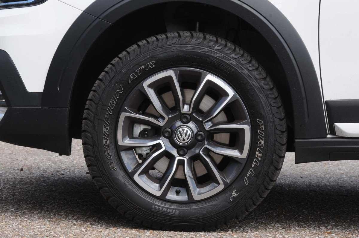 Volkswagen Saveiro Cross 1.6 modelo 2016 branca roda de liga leve 15 polegadas pneus Scorpion ATR estática no asfalto