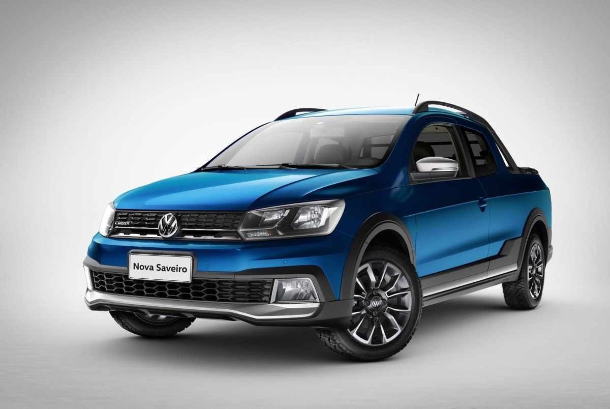 Volkswagen Saveiro Cross 1.6 modelo 2019 azul de frente estática no estúdio