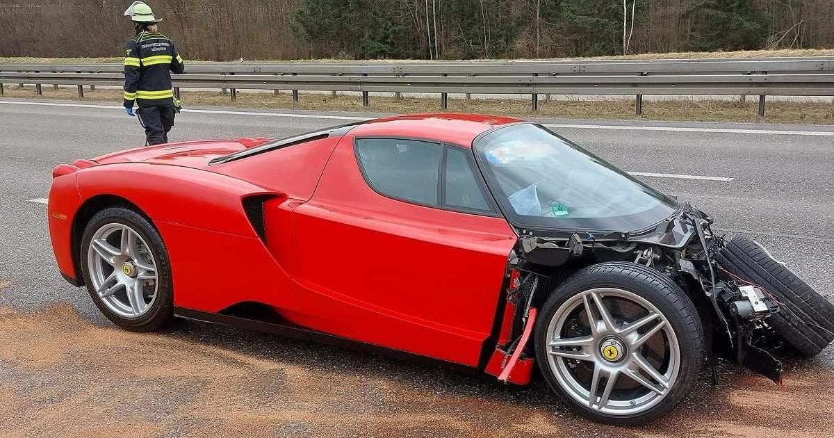 Ferrari Enzo foi praticamente partida ao meio em acidente