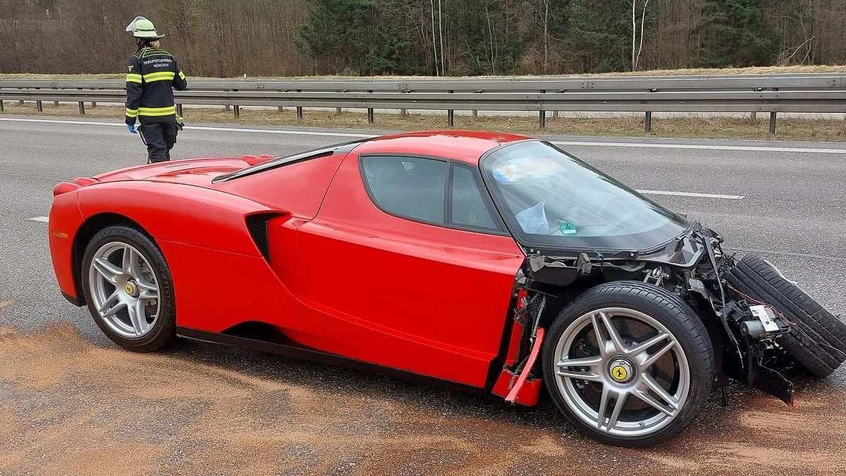 Ferrari Enzo: motorista bate esportivo e perde 100% da dianteira