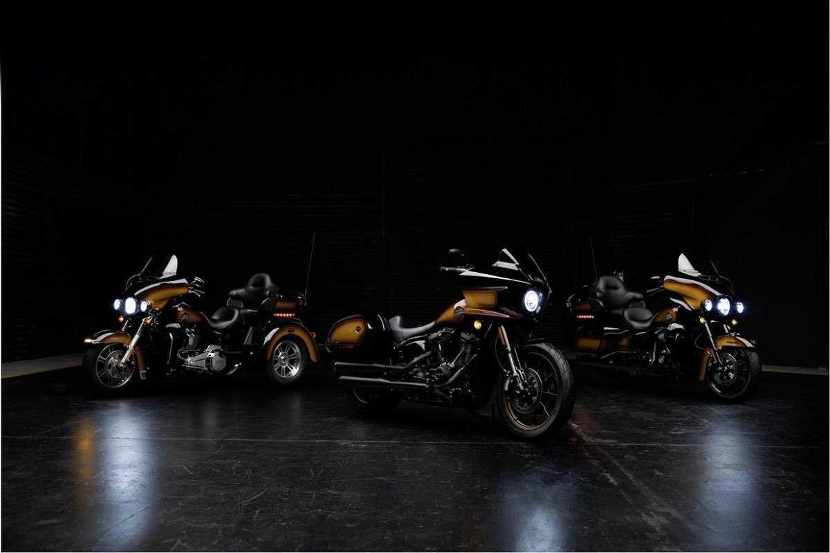 Três motos Harley Davidson da série Enthusiast Tobacco Fade, que une motos e rock, vistas de frente, em foto de estúdio        