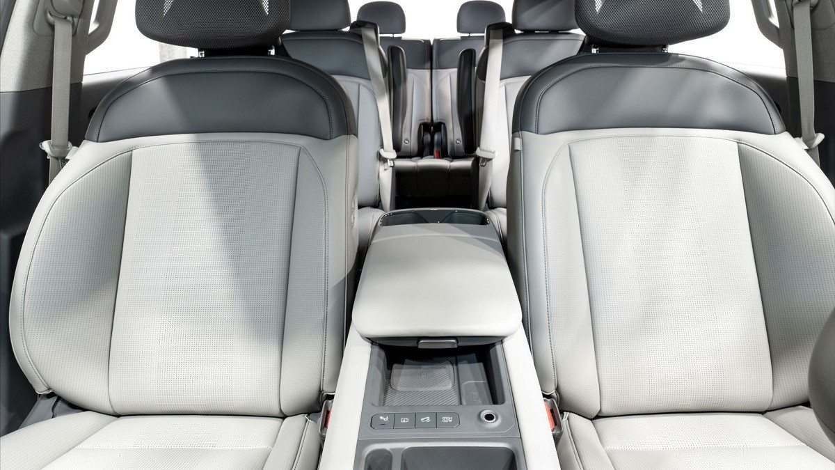 Interior do Kia EV9 com foco nos assentos brancos com detalhes cinzas.