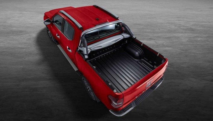 Fiat Titano 2024 versão Ranch vermelha de traseira vista superior da caçamba no estúdio