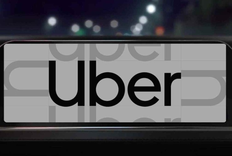 Montagem com central multimídia com logo da Uber no centro.