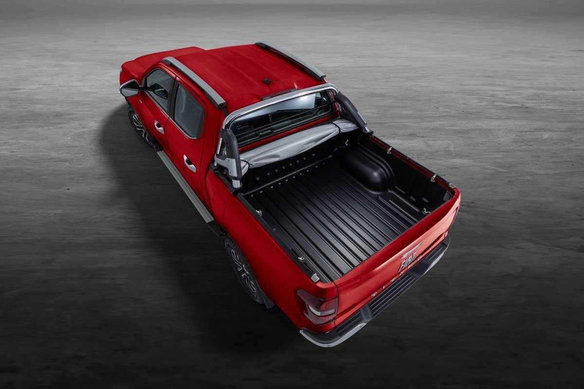 Fiat Titano 2024 versão Ranch vermelha de traseira vista superior da caçamba no estúdio