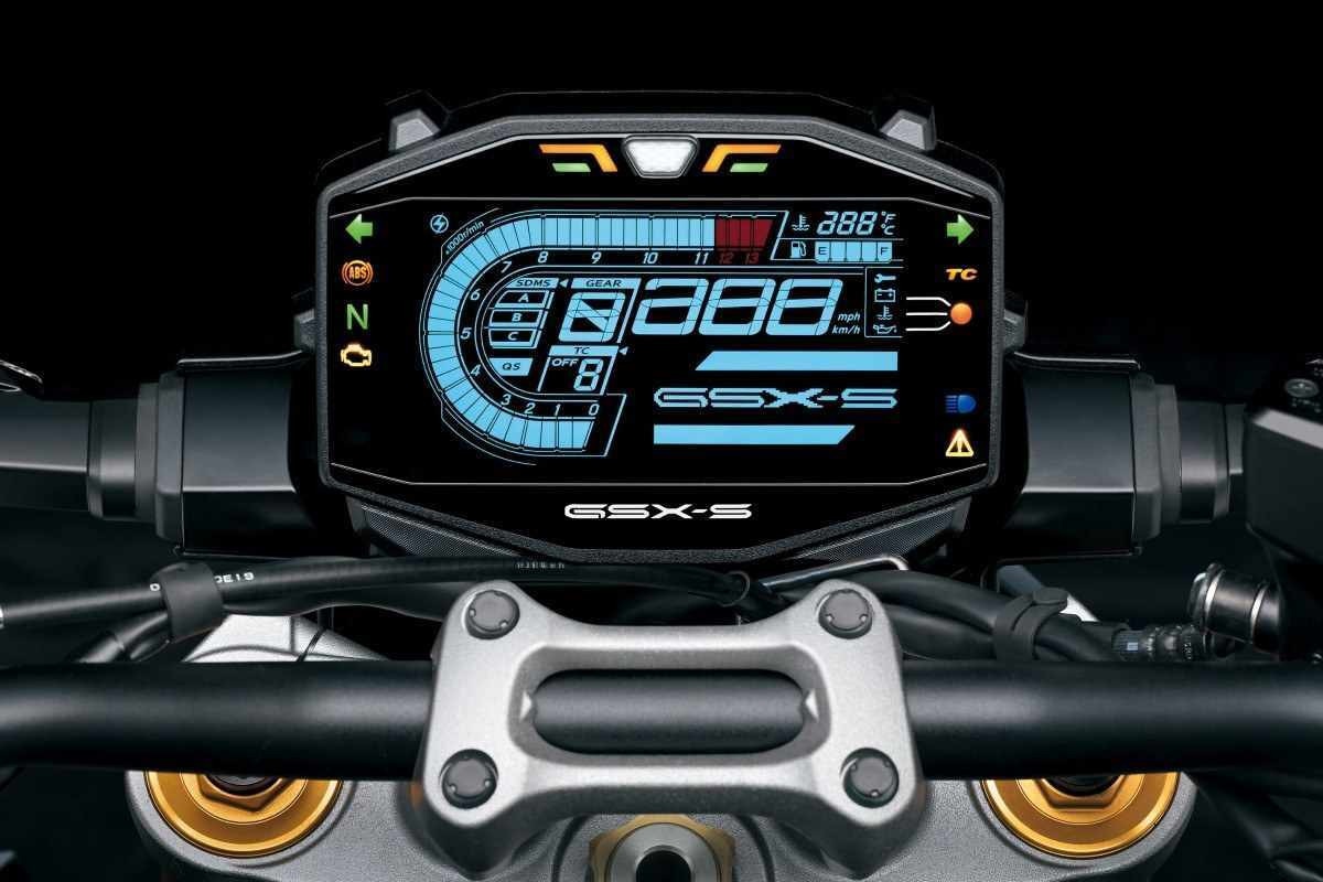 Suzuki GSX-S 1000 modelo 2024 preta detalhe do painel digital estática no estúdio