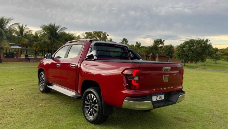 Fiat Titano Ranch 2024 vermelha de traseira estática no gramado