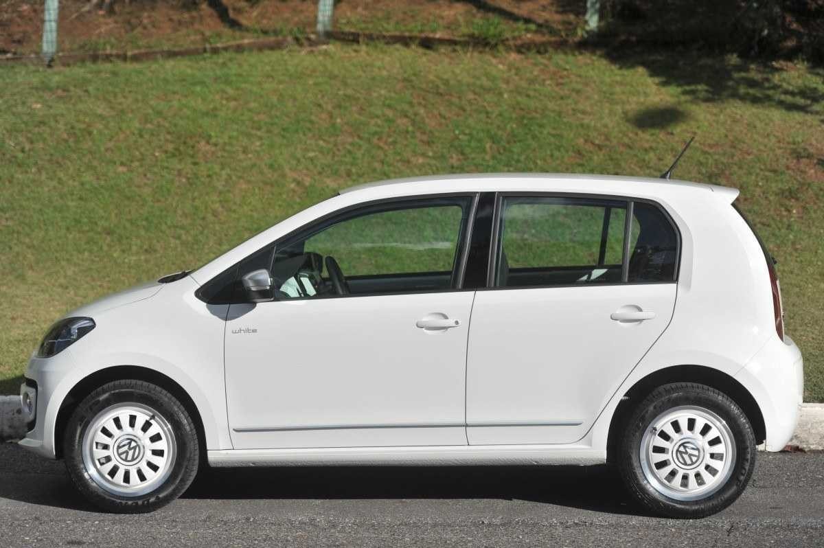 Volkswagen up! 1.0 aspirado modelo 2015 branco de lateral estático no asfalto