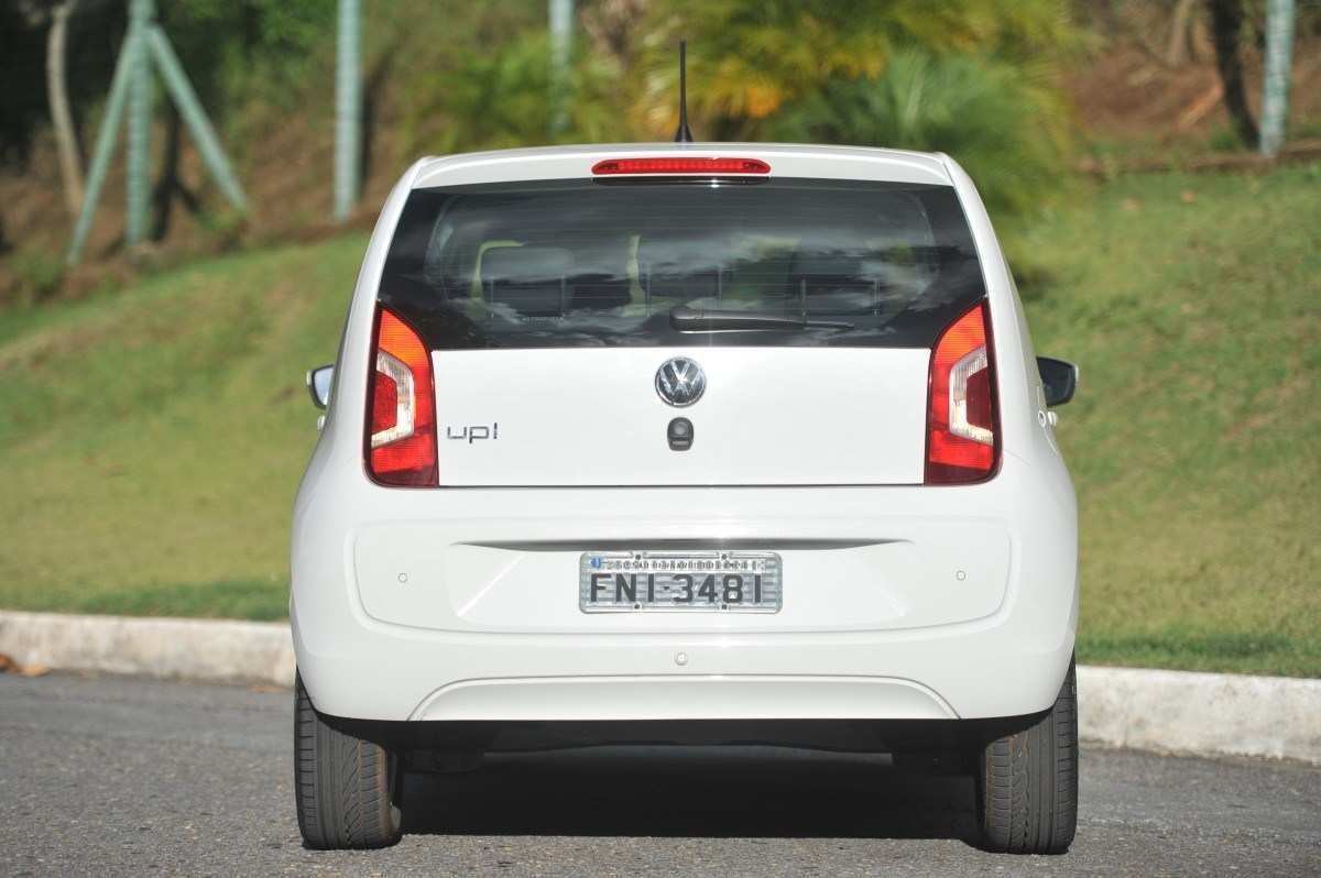Volkswagen up! 1.0 aspirado modelo 2015 branco de traseira estático no asfalto