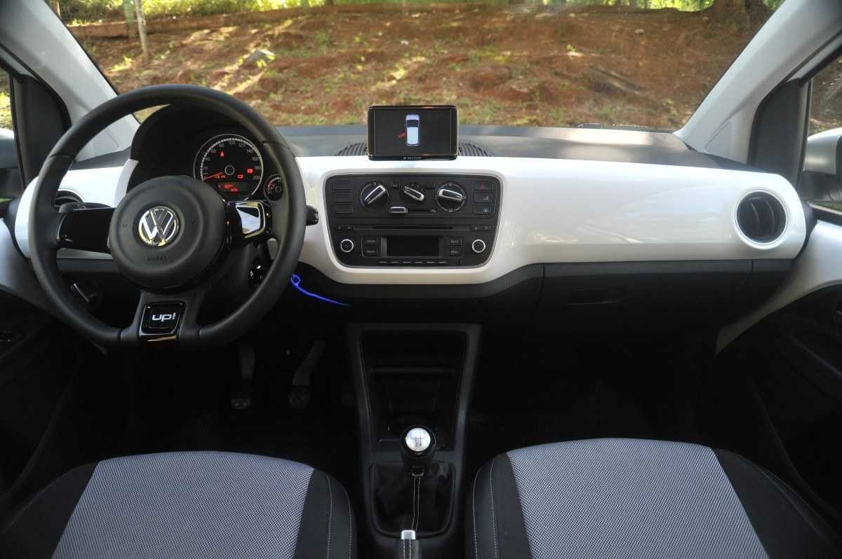 Volkswagen up! 1.0 aspirado modelo 2015 branco interior painel volante bancos estático no asfalto