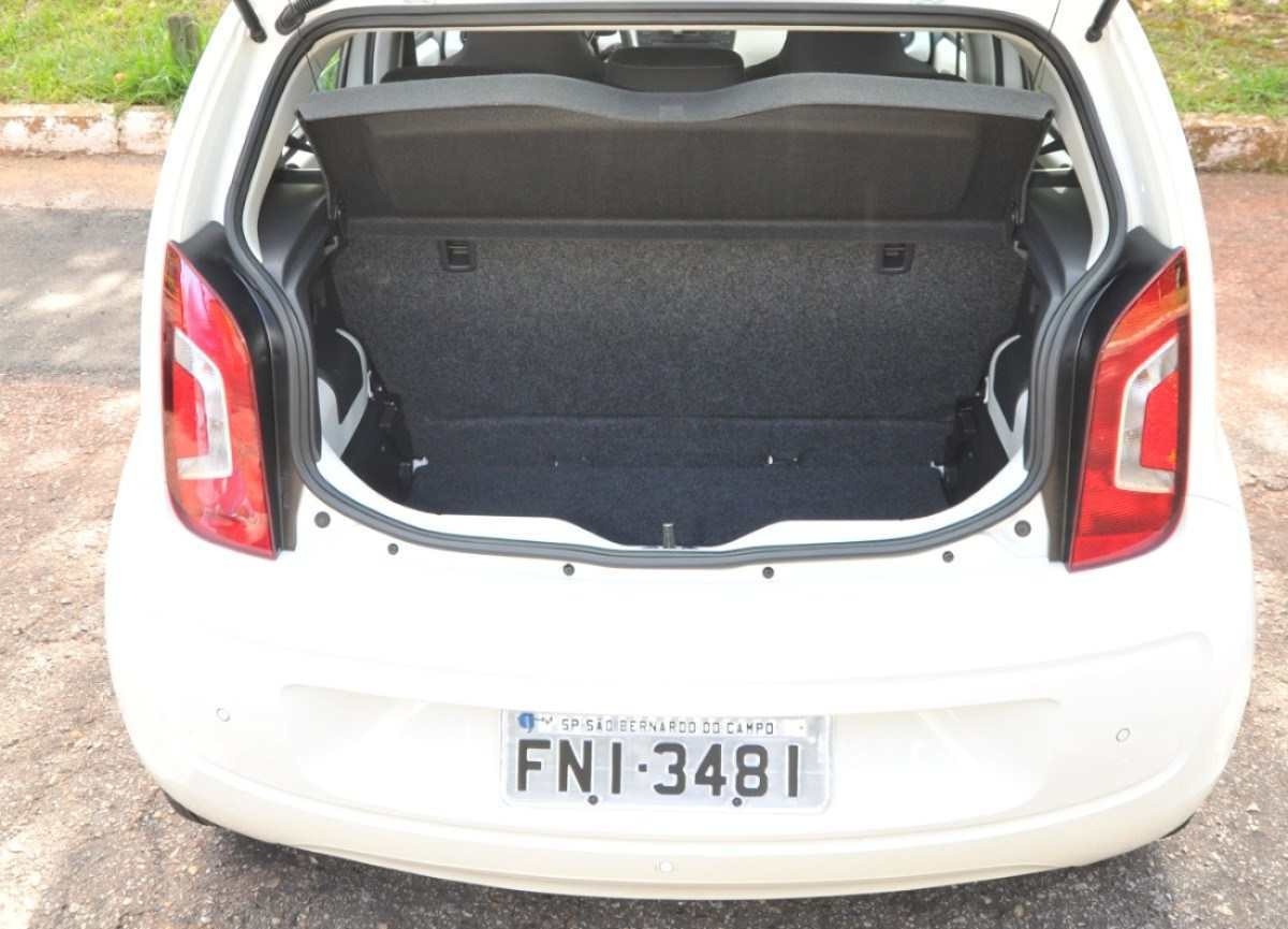 Volkswagen up! 1.0 aspirado modelo 2015 branco interior porta-malas estático no asfalto