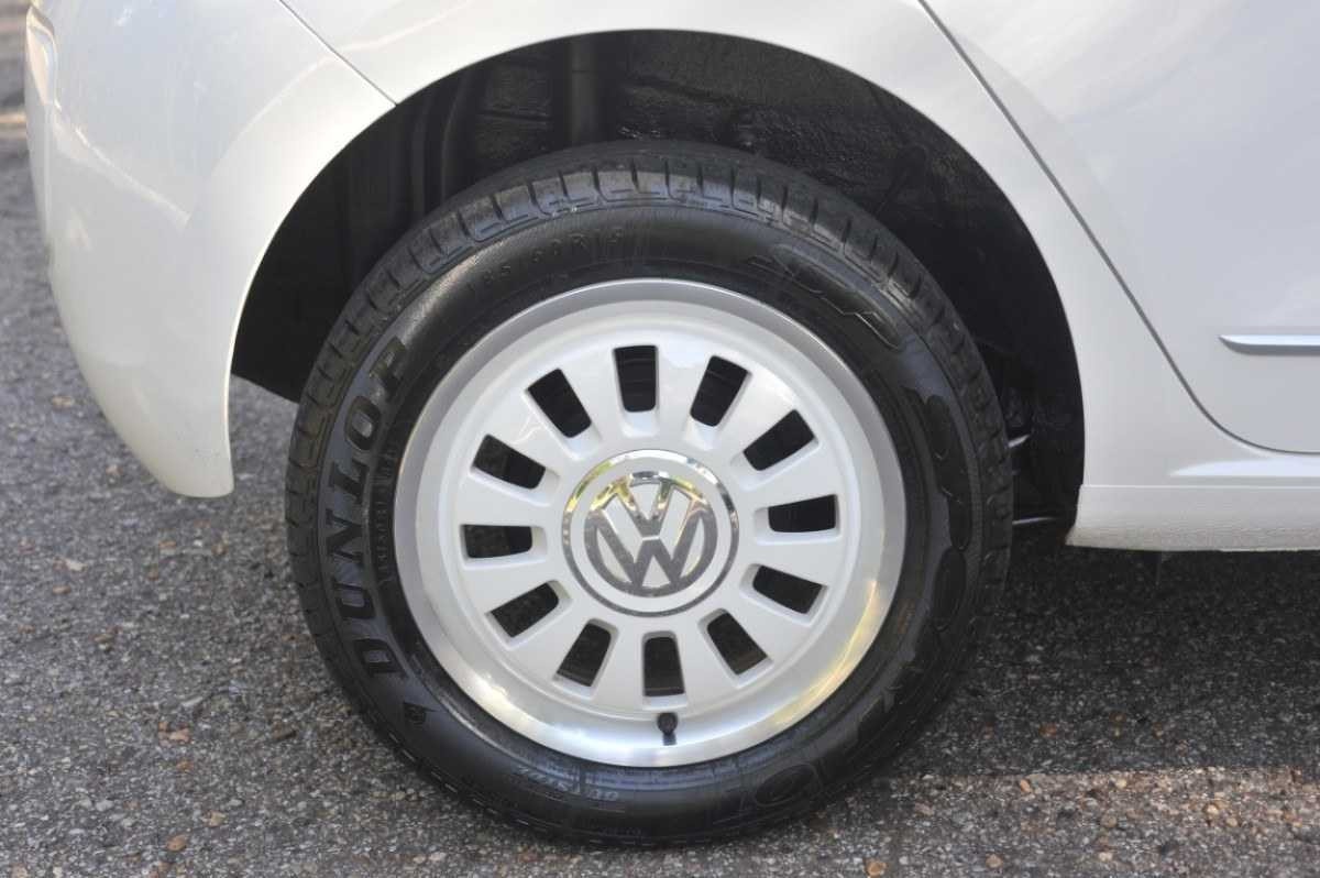 Volkswagen up! 1.0 aspirado modelo 2015 branco roda de liga leve estático no asfalto